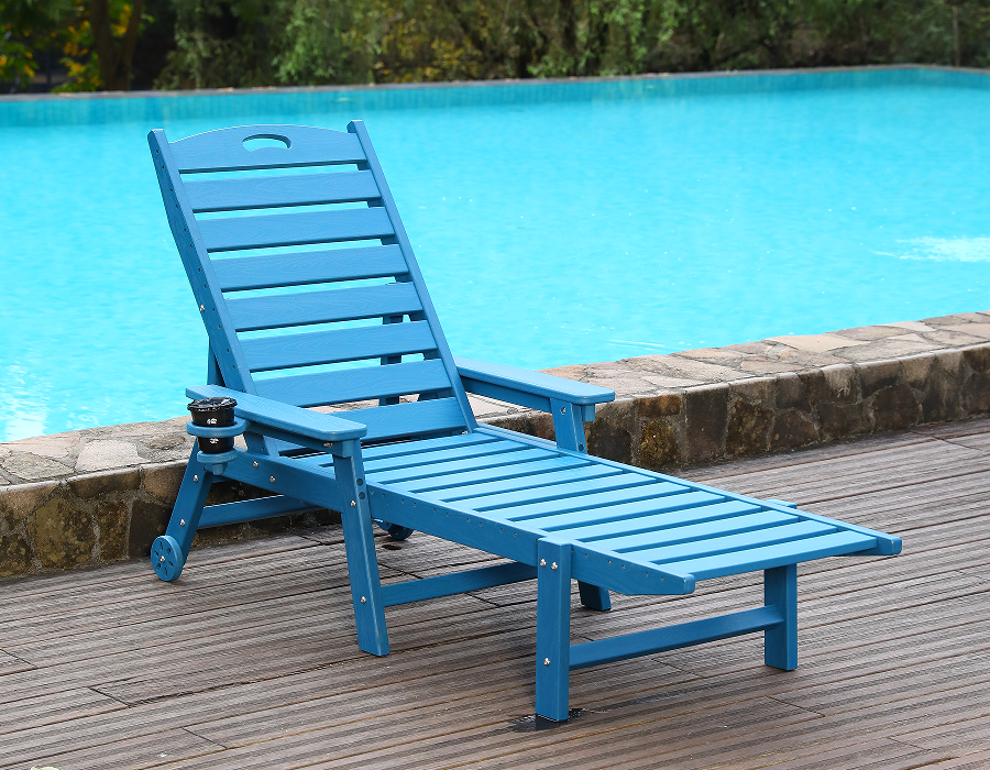Dive-Ready Sininen HDPE Adirondack-loungetuoli uima-altaan äärellä